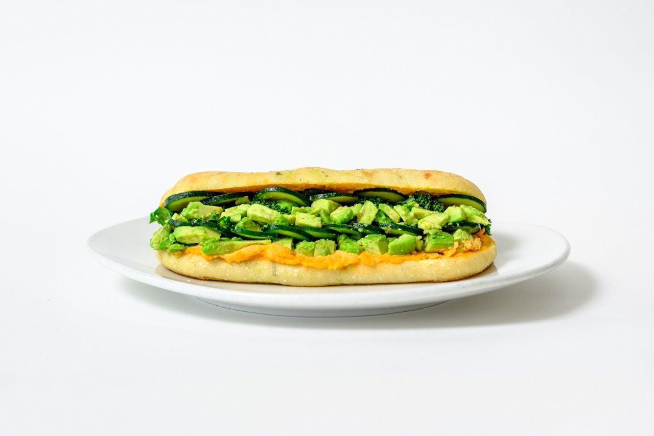 Hummus veggie sando (v).