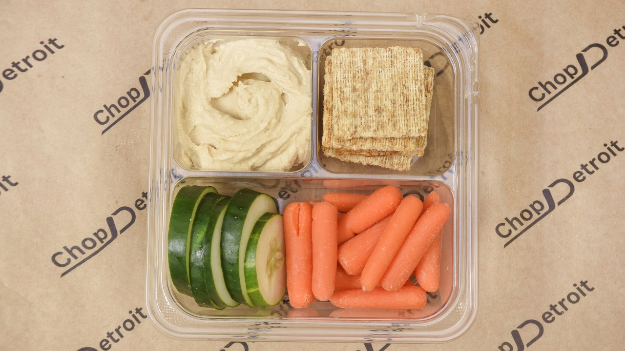 Hummus, Crackers & Veggies.
