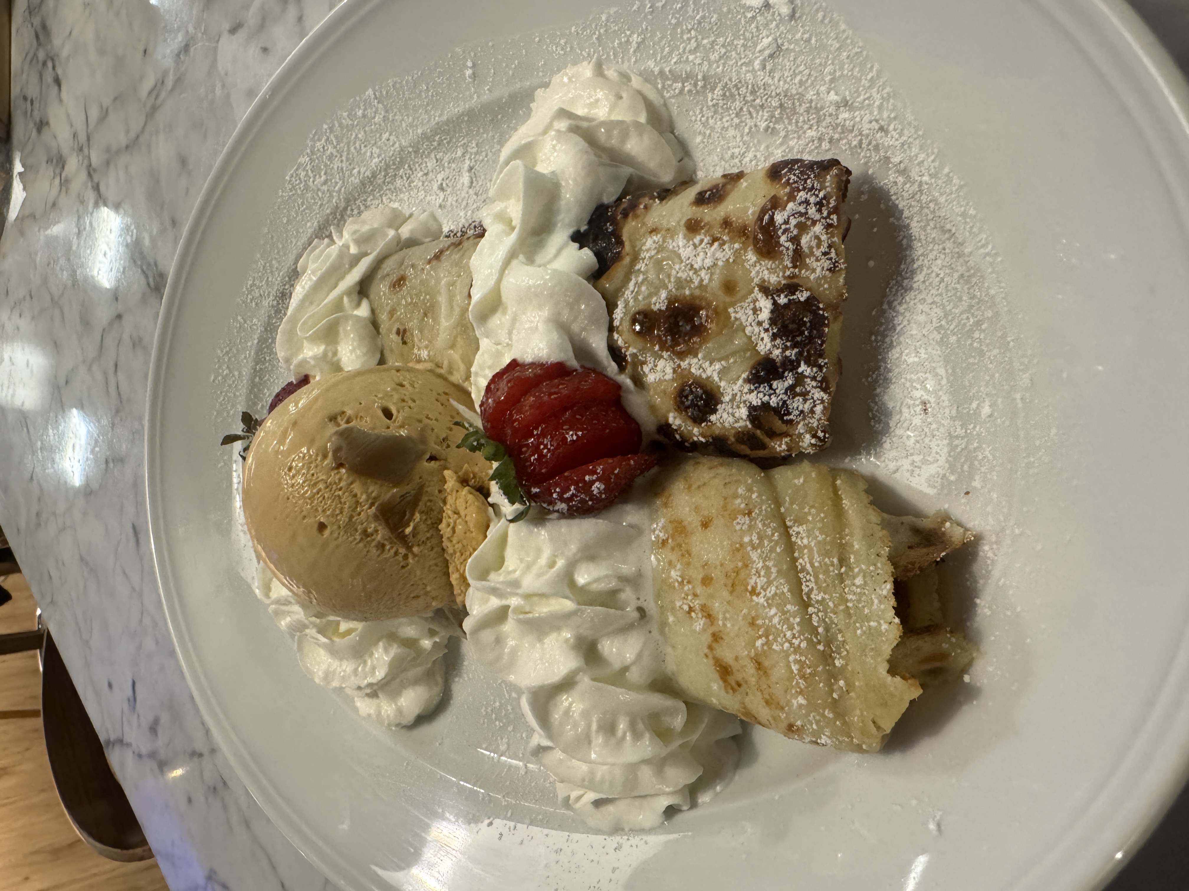 Panqueque con Dulce de Leche y Helado.
