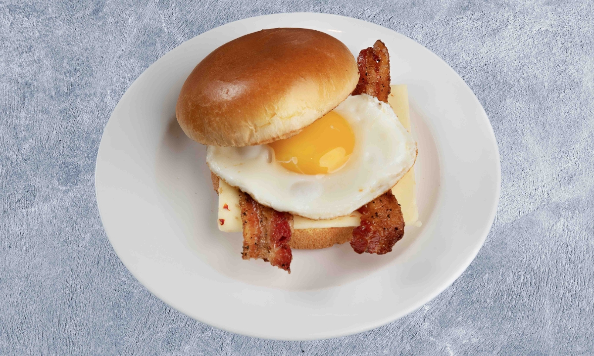 Huevos con tocineta & Pepperjack Brioche.